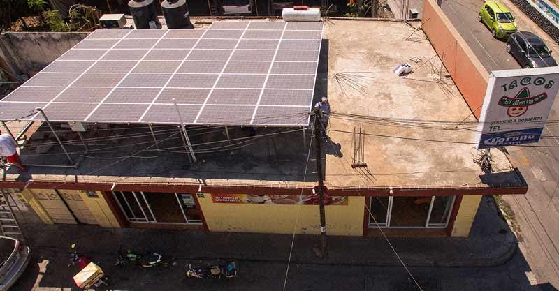 Tacos “el amigo” (Sistema de Paneles solares) Sistema de paneles solares instalados en la taquería “El Amigo”, ubicada en Izúcar de Matamoros, Puebla.
Este sistema de 11.7kWp ayudó a reducir el pago de electricidad de $15,128 pesos a $164 pesos.
