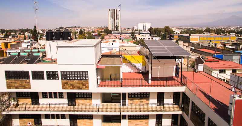Residencial en Col. Santa Cruz Buenavista, Puebla (Sistema de Paneles solares) Sistema de paneles solares instalados en un edificio de departamentos cerca de una de las Calzadas más importantes de Puebla
Este sistema de 3.66kWp ayudó a reducir el pago de electricidad en un 92% dejando su pago a CFE en un promedio de $101.74 pesos mensuales