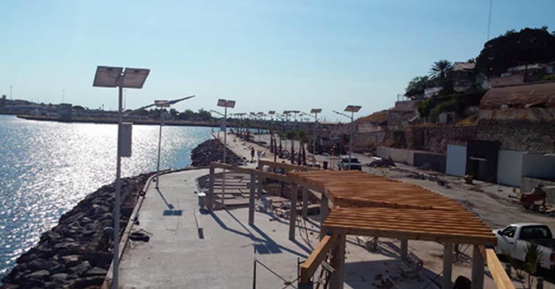 Malecón de Topolomambo, Sinaloa (Luminaria Solar O-LED) Proyecto de luminarias solares que se instaló en el paso conocido como “Las Escalinatas” en el municipio de Ocotlan en el Estado de Tlaxcala
La luminaria solar que se instaló fue el modelo O-Led 2036 con poste de 6 metros