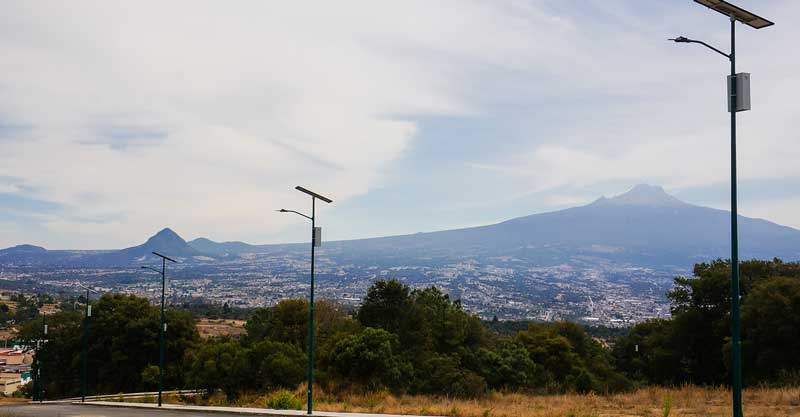 Zona de Hospitales de Apetatitlan, Tlaxcala (Luminaria solar C-LED) Proyecto de luminarias solares que se instaló en la zona de Hospitales localizada en San Matías Tepetomatitlan, Mpio. de Apetatitlan en el Estado de Tlaxcala.
La luminaria solar que se instaló fue el modelo C-Led 55 con poste de 9 metros.