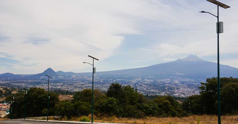 Proyecto de luminarias solares que se instaló en la zona de Hospitales localizada en San Matías Tepetomatitlan, Mpio. de Apetatitlan en el Estado de Tlaxcala. 
                La luminaria solar que se instaló fue el modelo C-Led 55 con poste de 9 metros.