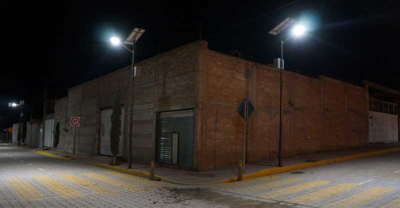 Tehuacán, Puebla (Luminaria solar C-LED) Proyecto de luminarias solares que se instaló en diversas calles del municipio de Tehuacan, Puebla.
La luminaria solar que se instaló fue el modelo C-Led 23 con poste de 7 metros.