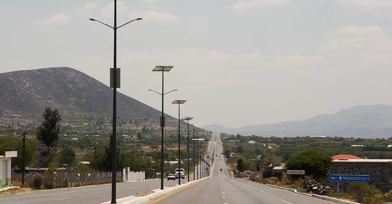 Carretera Progreso, Hidalgo (Luminaria solar C-LED) Proyecto de luminarias solares que se instaló en la carretera de Progreso en Hidalgo
La luminaria solar que se instaló fue el modelo C-Led 23 doble brazo con poste de 9 metros.